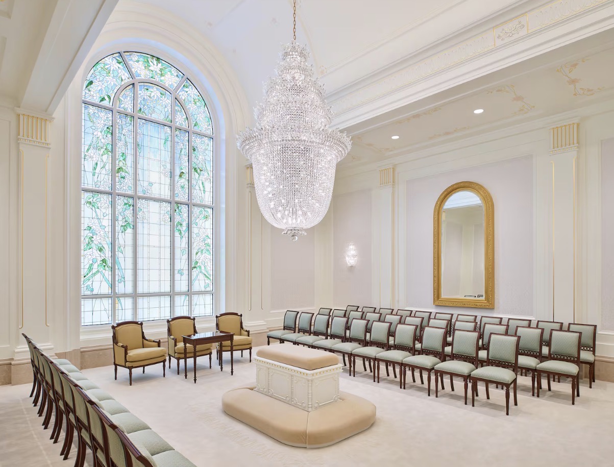 A sealing room in the Lindon Utah Temple