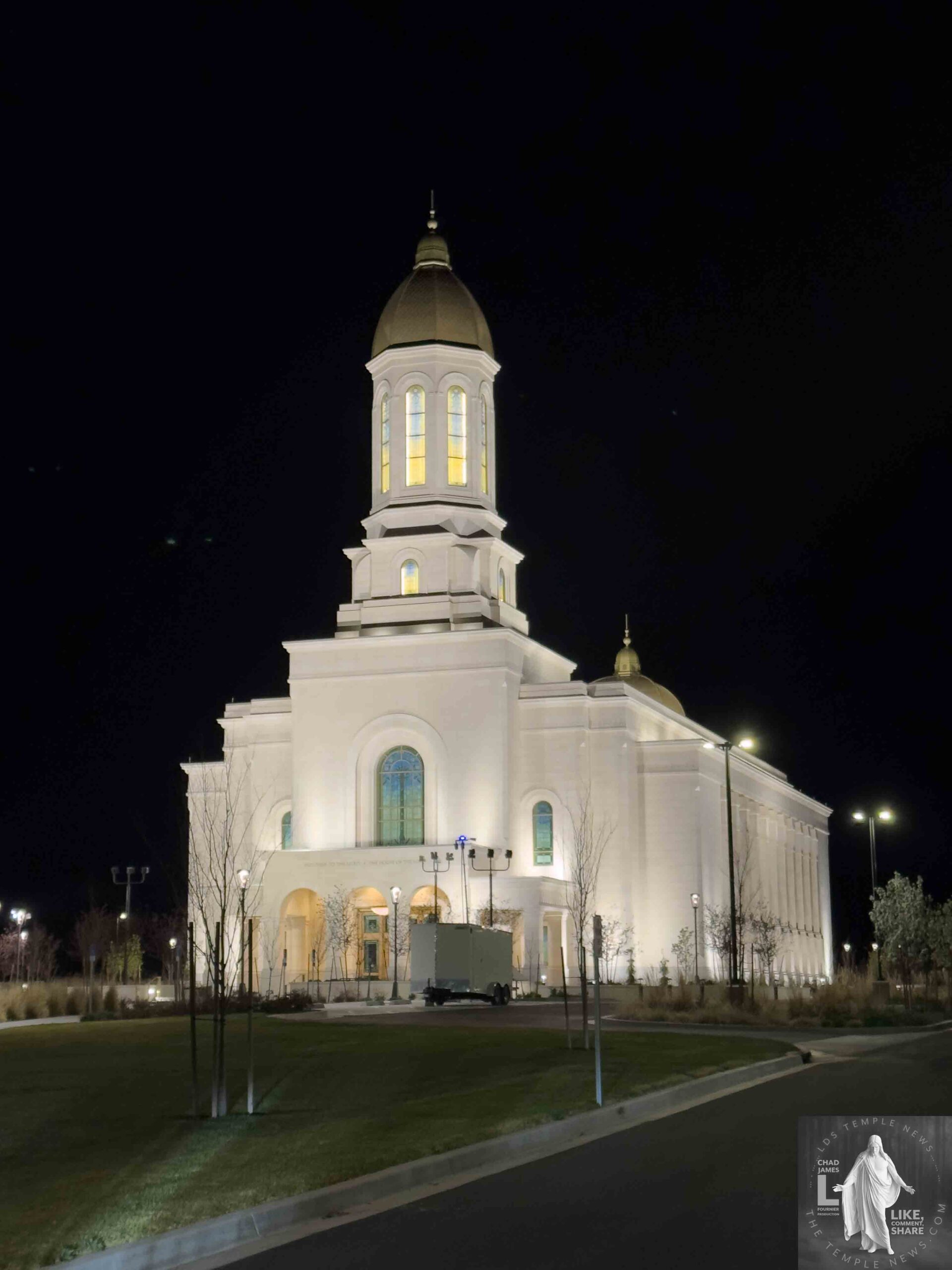 Ephraim Utah Temple Architectural features two octangel end towers no gold-leafed Angel Moroni Statue