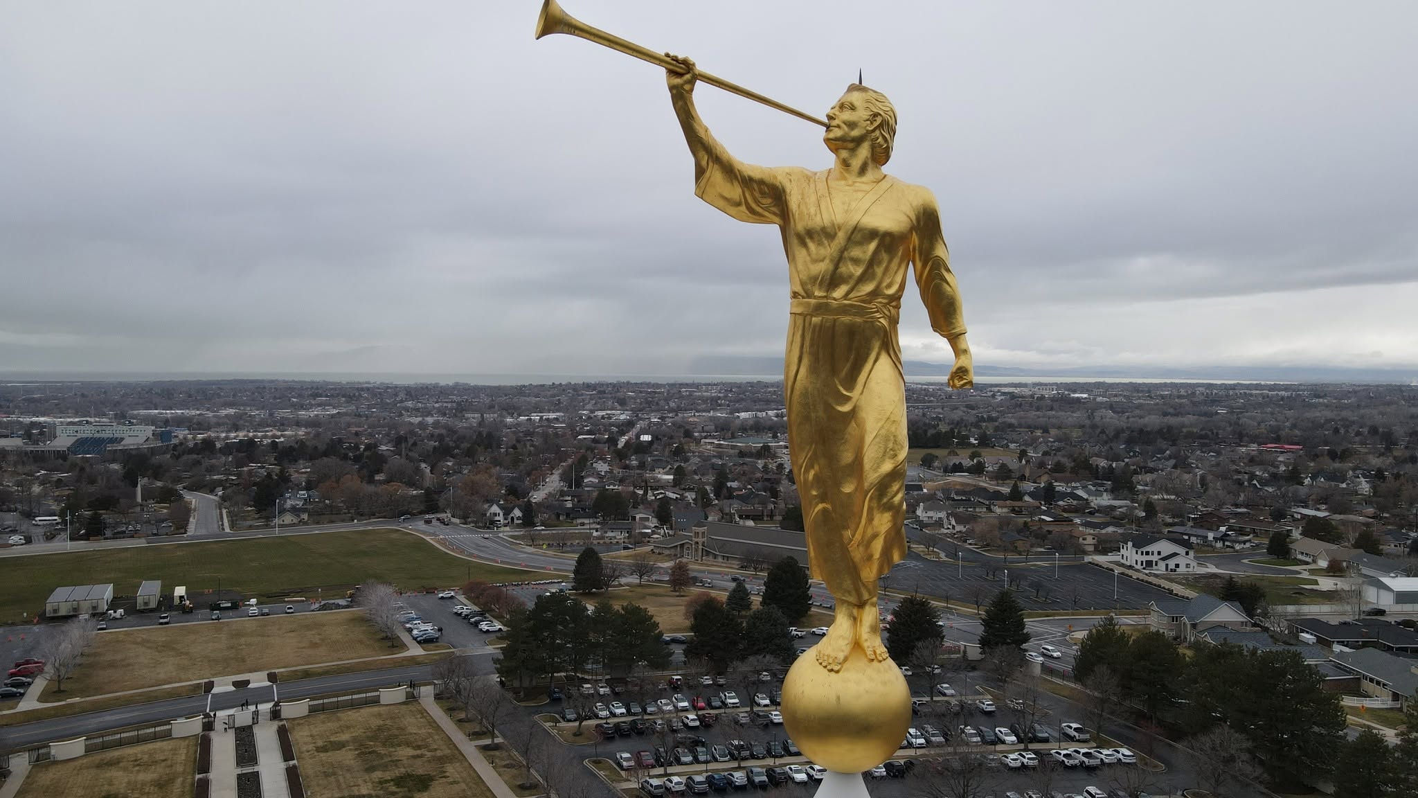 Provo Utah Temple architectural features a single attached central spire with a Gold-leafed Angel Moroni Statue.